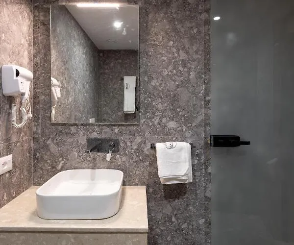 & Pool - 365 地拉那