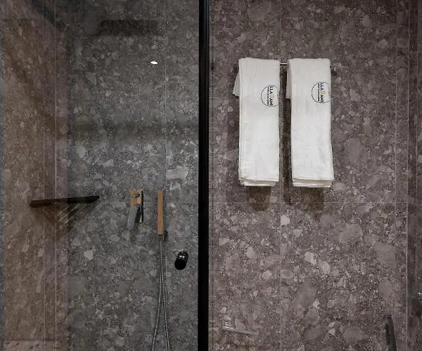 & Pool - 365 * 地拉那