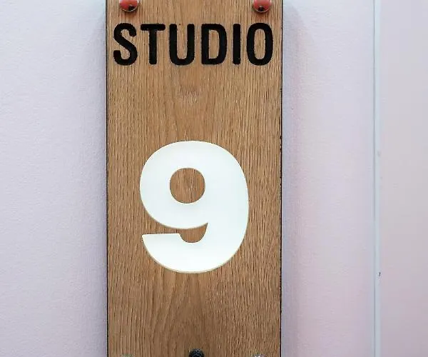 & Pool - 365 地拉那