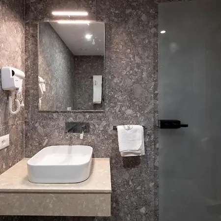 & Pool - 365 تيرانا