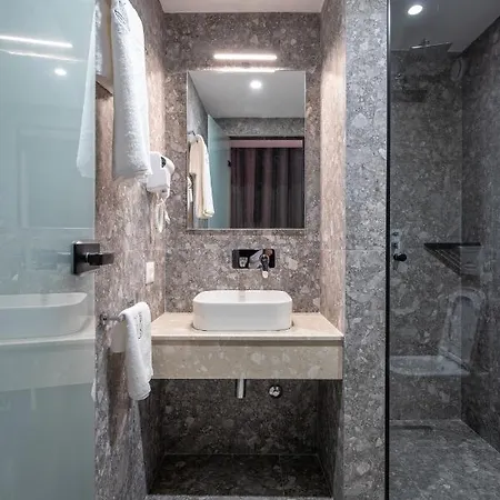 & Pool - 365 * تيرانا